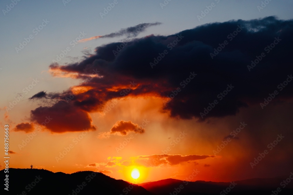 Fototapeta premium 夕暮れの空のクローズアップ写真