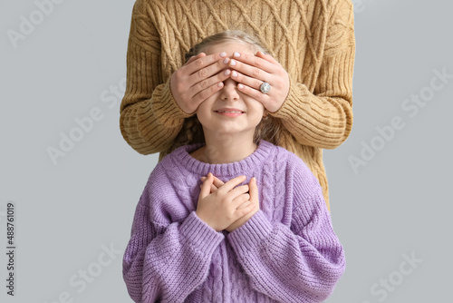 Young mother closing her li...