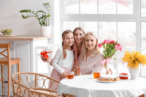 Young woman with little dau...