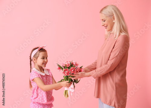 Little girl greeting her gr...
