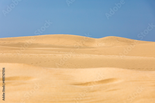 Dünen in der Wüste von Maspalomas mit blauem Himmel auf Gran Canaria