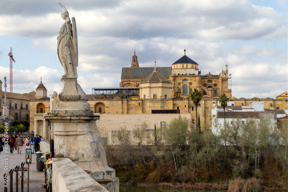 Estatua o Statue de San Rafael Arcangel sobre en el Puente Romano sobre