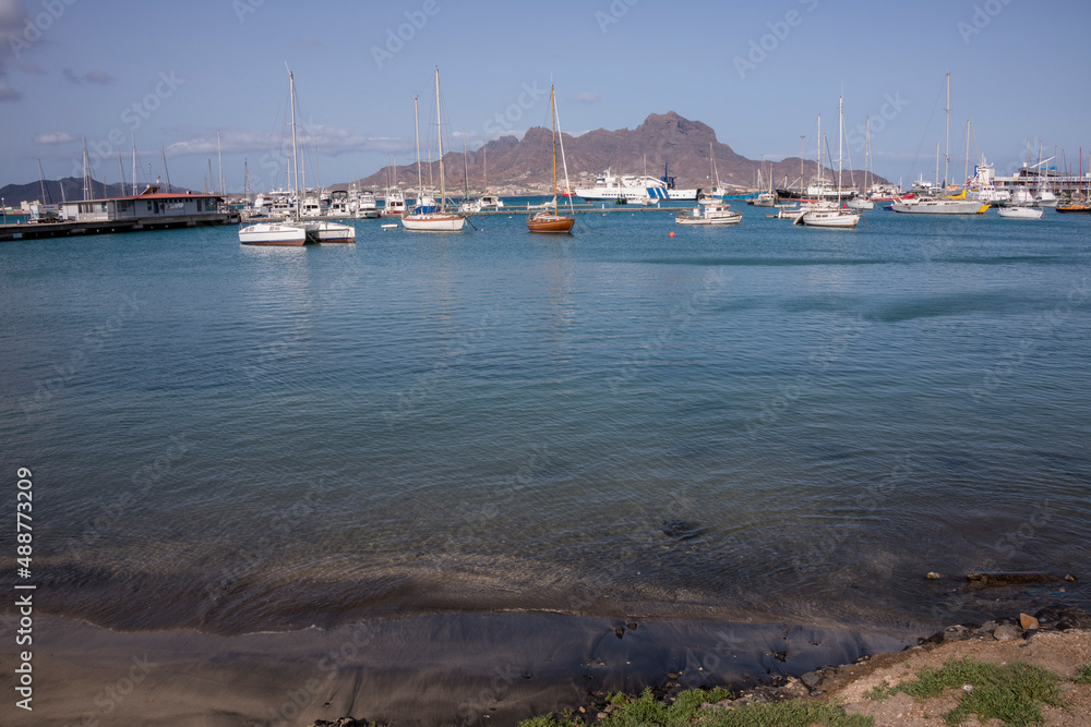Costa y veleros en la ciudad de Mindelo, capital de la isla de San Vicente de Cabo Verde