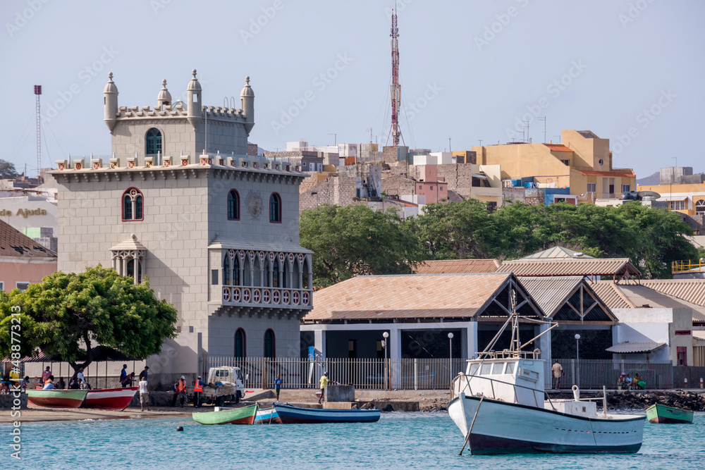 Lonjas y répilca de la Torre de Belem en la ciudad de Mindelo, capital de la isla de San Vicente, Cabo Verde