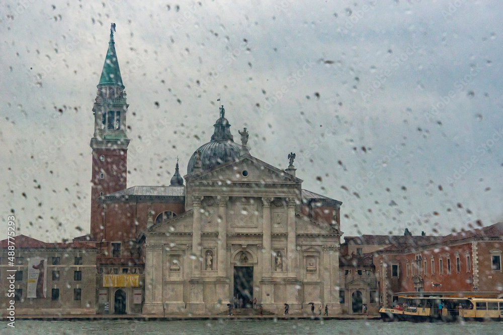 Venedig mit der San Giorgio Maggiore-Kirche bei Regen. 