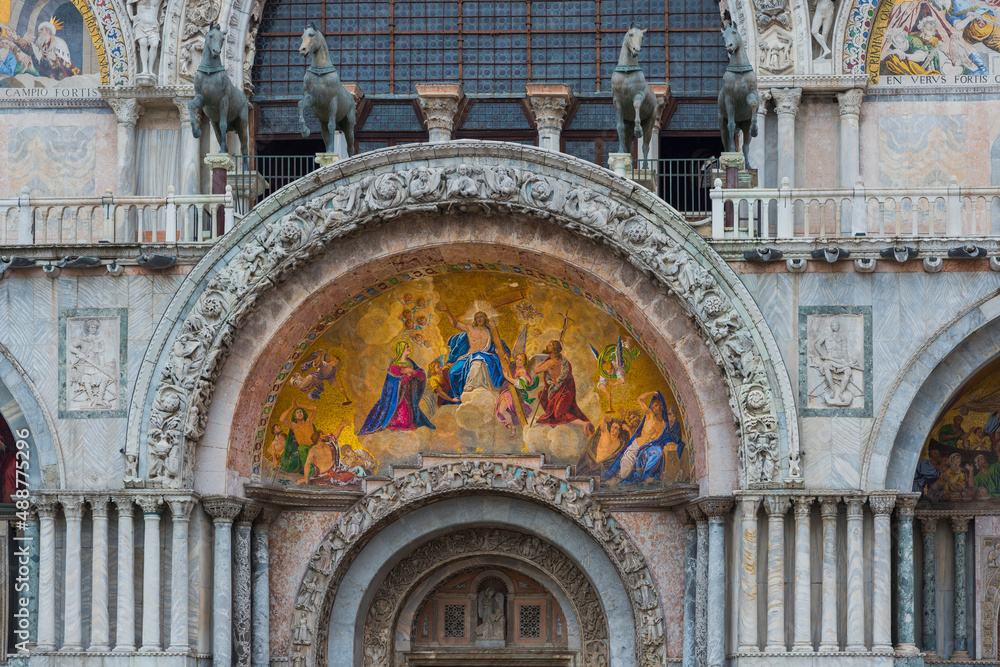 Markusdom mit dem Christus-Mosaik an der Aussenfassade in Venedig, Italien