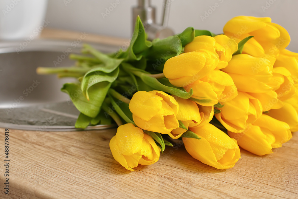 Obraz premium Bouquet of tulips on counter, closeup. International Women's Day celebration