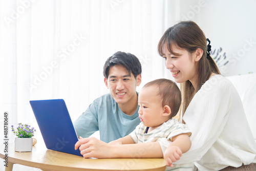 両親と赤ちゃん パソコン リビング