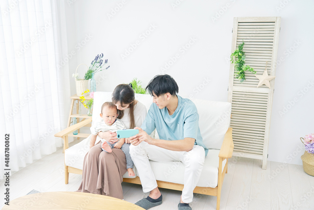 両親と赤ちゃん スマホ リビング 両親と赤ちゃん スマホ リビング