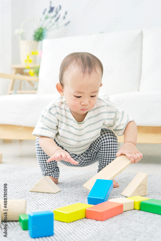 リビングで遊ぶ赤ちゃん リビングで遊ぶ赤ちゃん