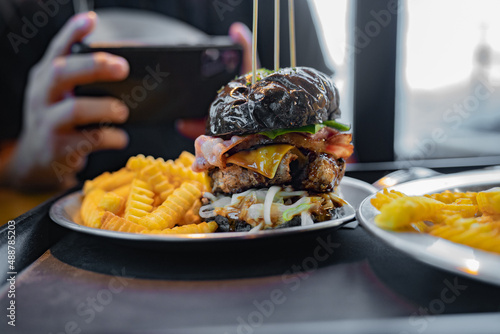 데이트 중 수제버거 햄버거를 찍는 사람