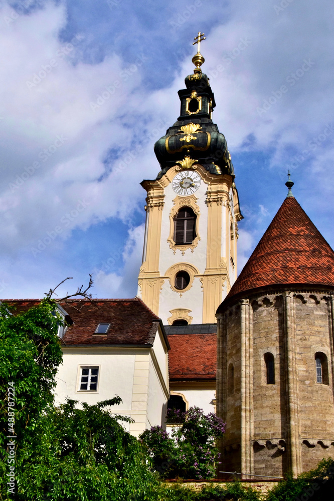 Im Vordergrund der Karner (Gebeinshaus) und im Hintergrund der Kirchturm der Stadtparrkirche in Hartberg in der Oststeiermark