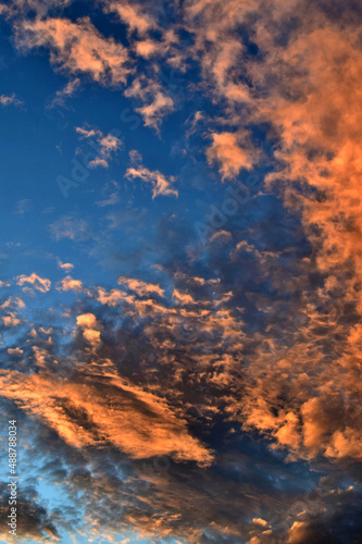 "Brennende" mystische Wolkenformation beleuchtet von der Abendsonne