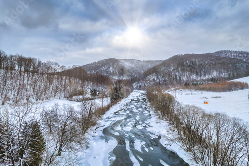 Rzeka w Bieszczadach, góry zimą © arnoldes
