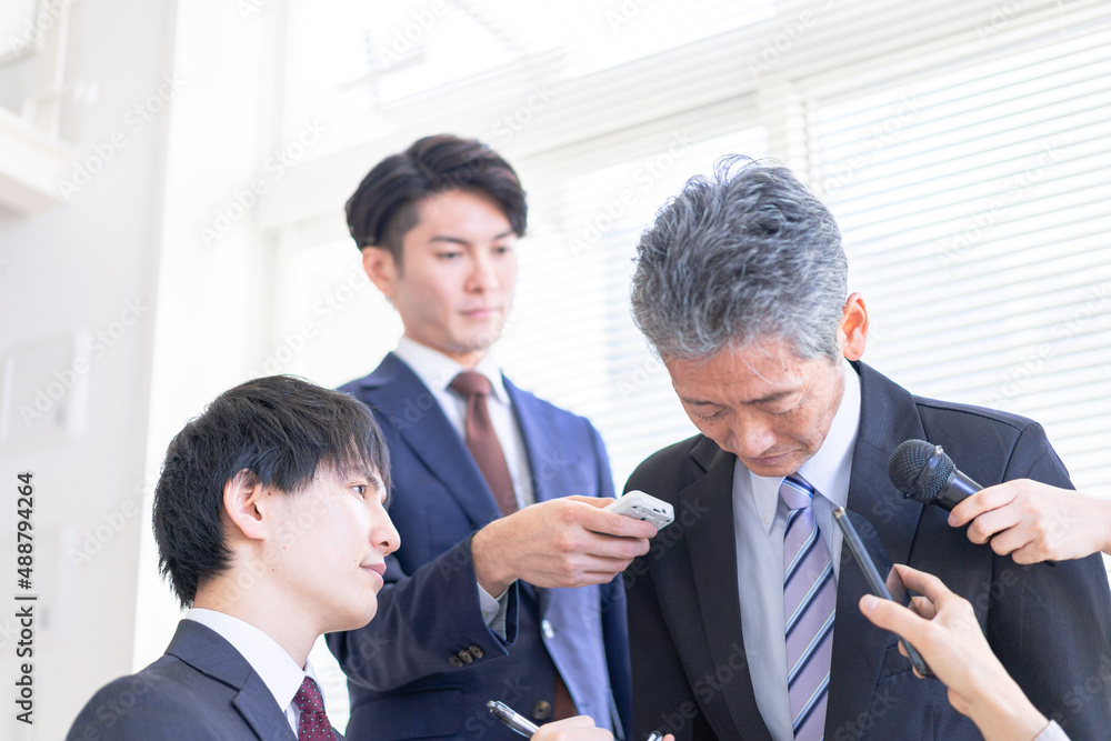 謝罪会見でメディアに囲まれるVIP 謝罪会見でメディアに囲まれるVIP