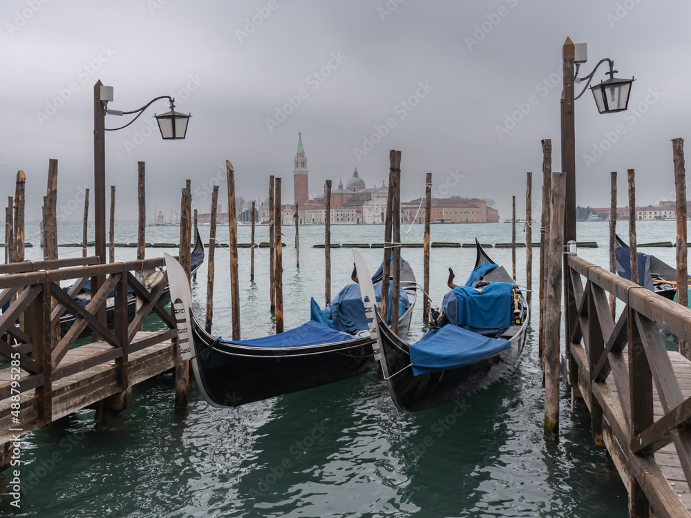 Gondeln in Venedig mit Blick auf San Giorgo Maggiore