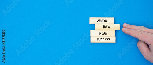 Parole di successo per raggiungere un obiettivo scritte su legno. il banner di colore blu ha lo spazio riservato al copy. photo
