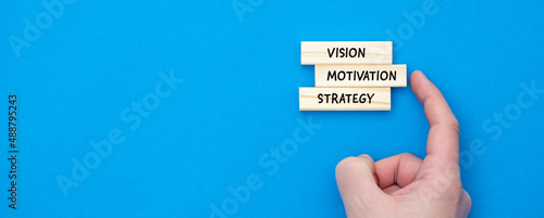 Parole visione motivazione e strategia scritte su bastoncini di legno. Banner blu con spazio copy photo
