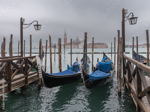 Gondeln in Venedig mit Blick auf San Giorgo Maggiore