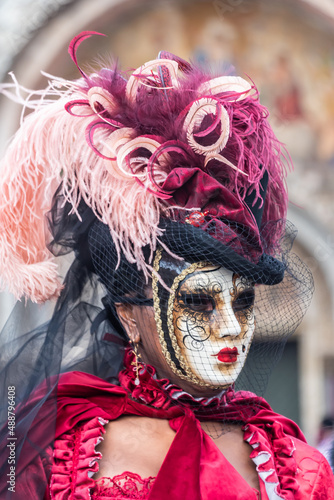 Karneval in Venedig, maskierte Dame vor dem Dom von San Marco