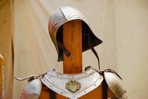 Harnisch und Helm einer Ritterrüstung