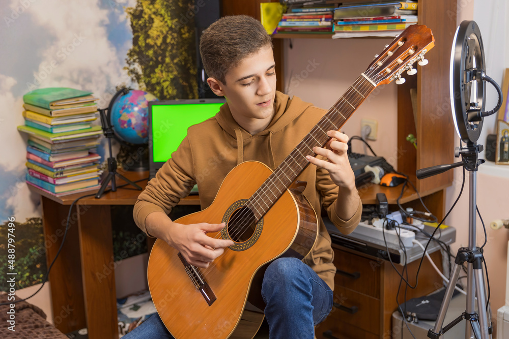 Obraz premium boy playing guitar in his room