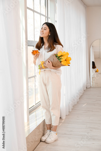 Pretty young Asian woman wi...
