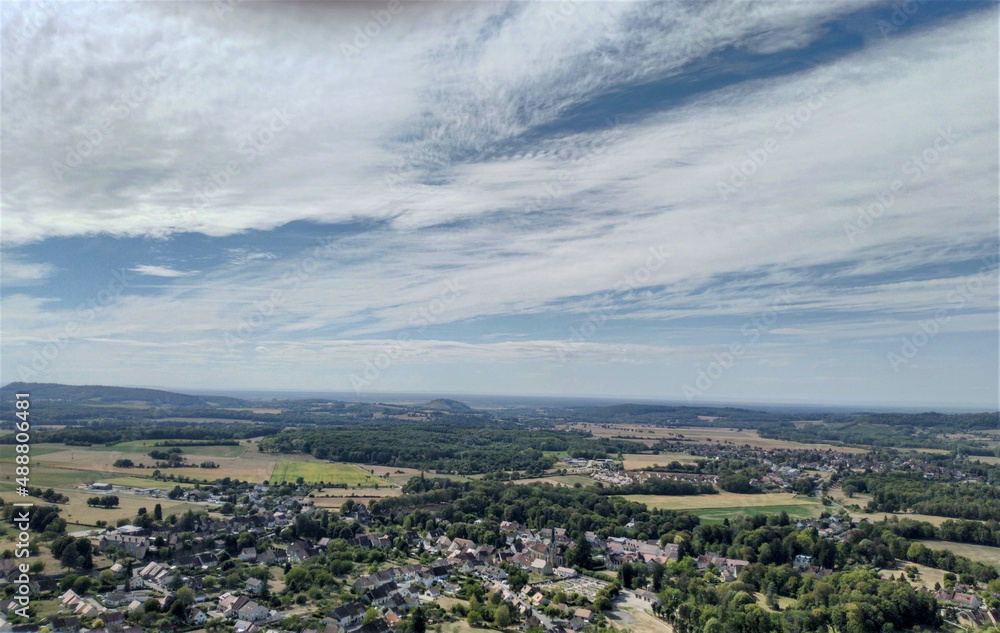 Vue depuis le Village de Château-Chalon dans le Jura en été. Château-Chalon, l’un des « Plus Beaux Villages de France » offre une vue sur le Jura et la plaine de la Bresse.