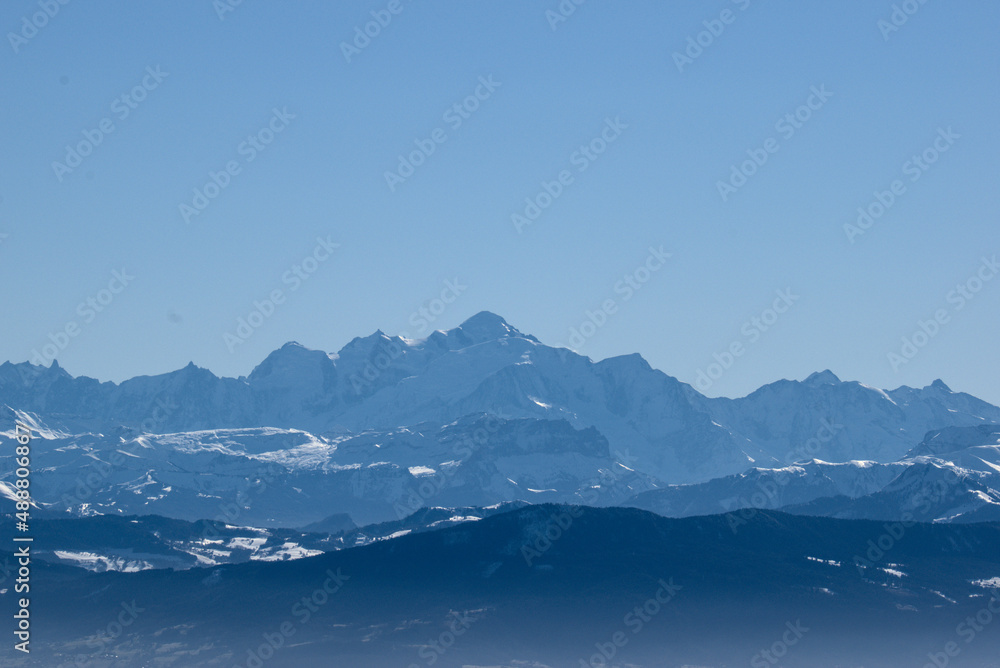 Vue sur le massif du Mont Blanc et le Mont Blanc depuis le massif de la Dôle. Le Mont Blanc, du haut de ses 4 808m, est le point culminant de la chaîne des Alpes.