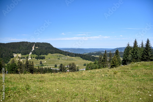 Vue sur le jura depuis le massif de la Dôle en été - à la frontière Franco-Suisse