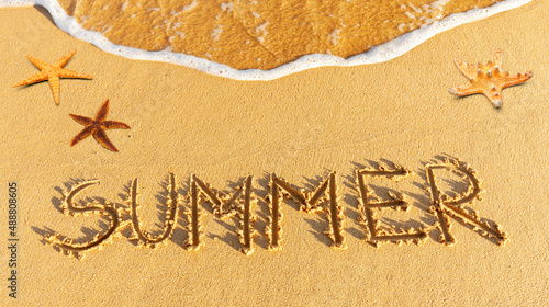 Das wort summer in sand geschrieben