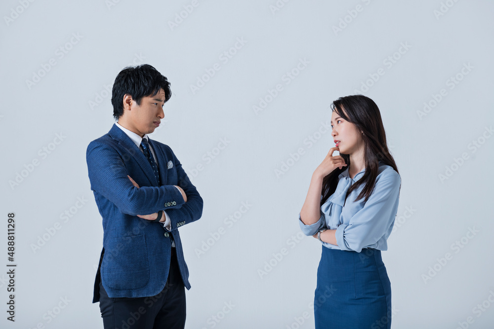 ミーティングをする30代男女