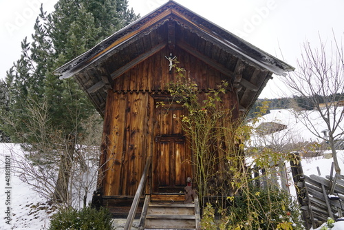 Kleine Kapelle aus Holz in den österreichischen Alpen © Rudolf