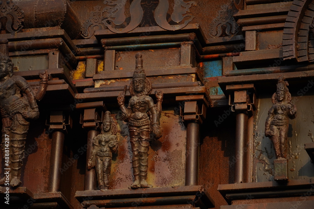 Fototapeta premium Gods on Meenakshi Temple or Minakshi-Sundareshwara Temple, Madurai, Tamil Nadu - South India