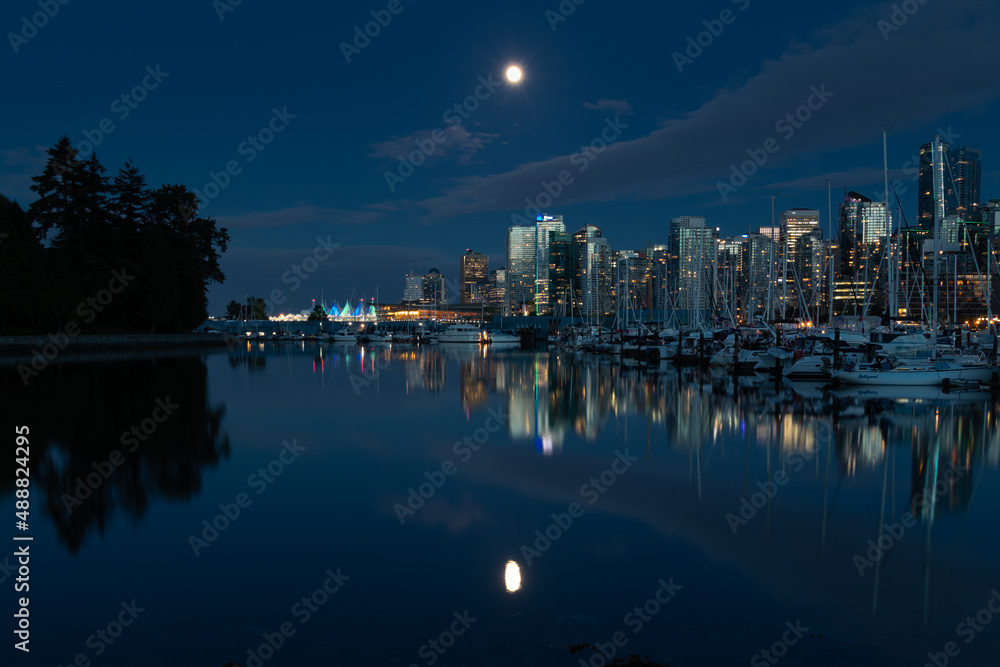 Obraz premium Picture of downtown vancouver canada taken from Stanley park