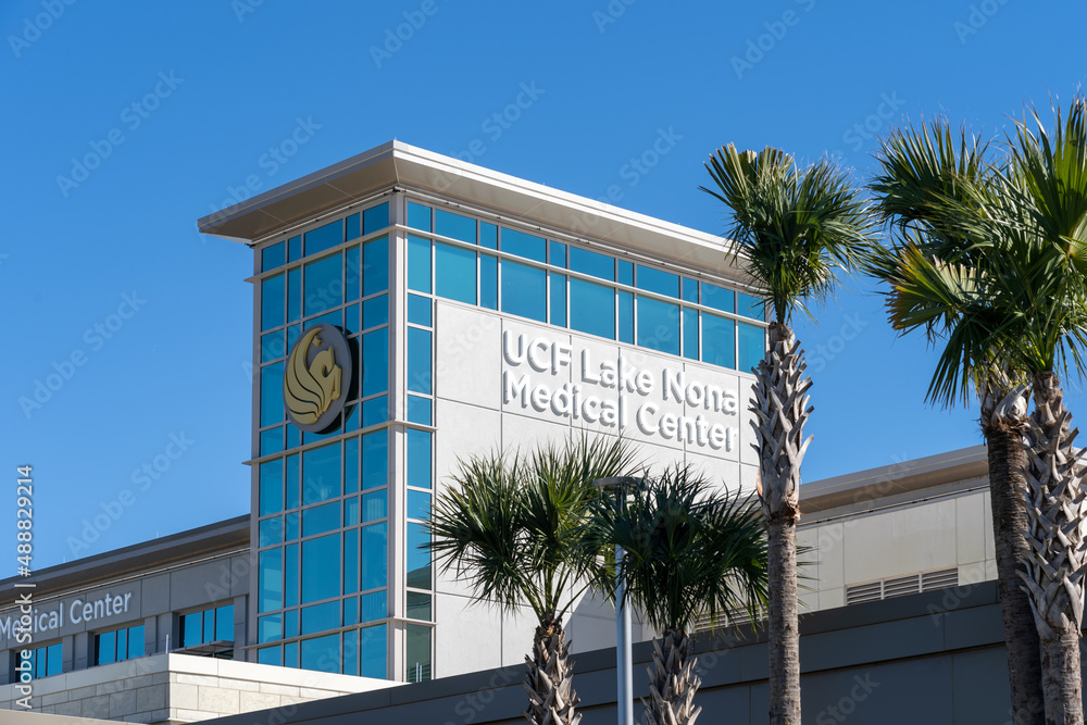 Foto de Orlando, Florida, USA - January 29, 2022: UCF Lake Nona Medical  Center's sign on the building in Orlando, Florida, USA, a partnership  hospital between UCF and HCA North Florida Division.