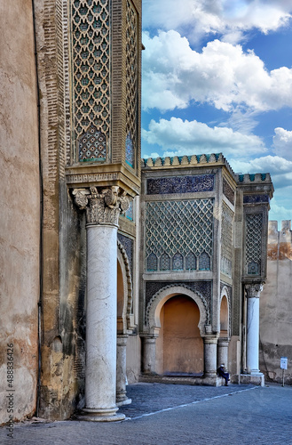  Vista lateral de la espectacular Puerta de Bab Mansour en Meknes (Marruecos) bajo un cielo celeste con nubes.