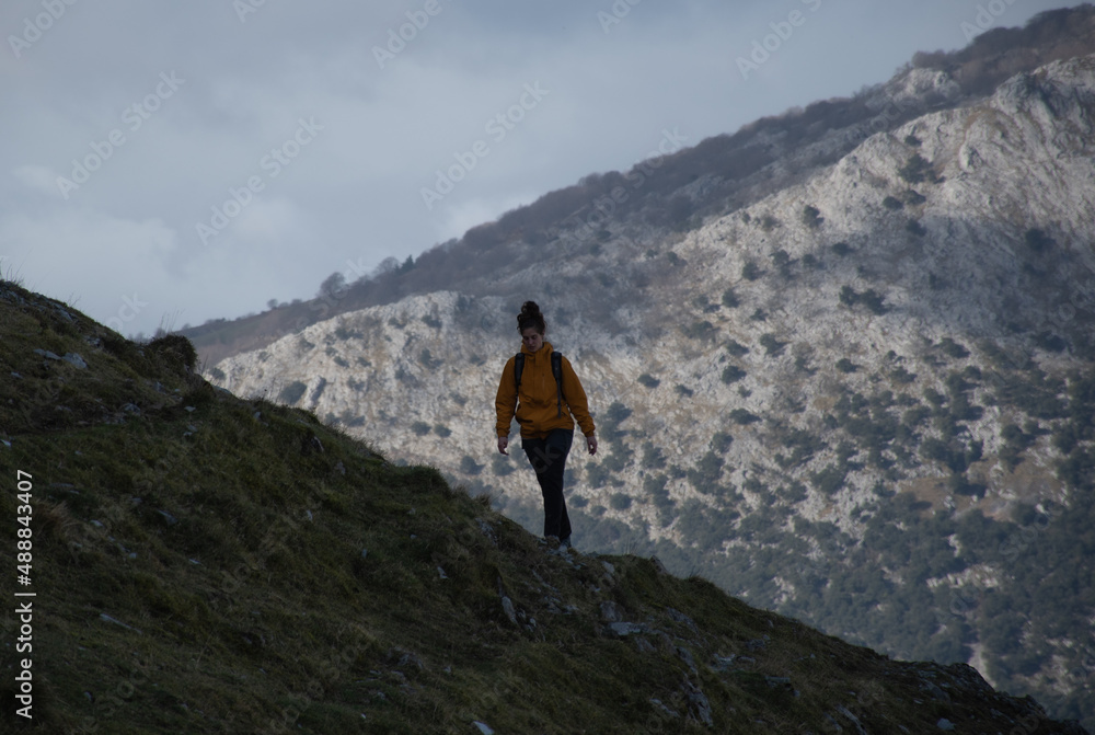 chica en la montaña