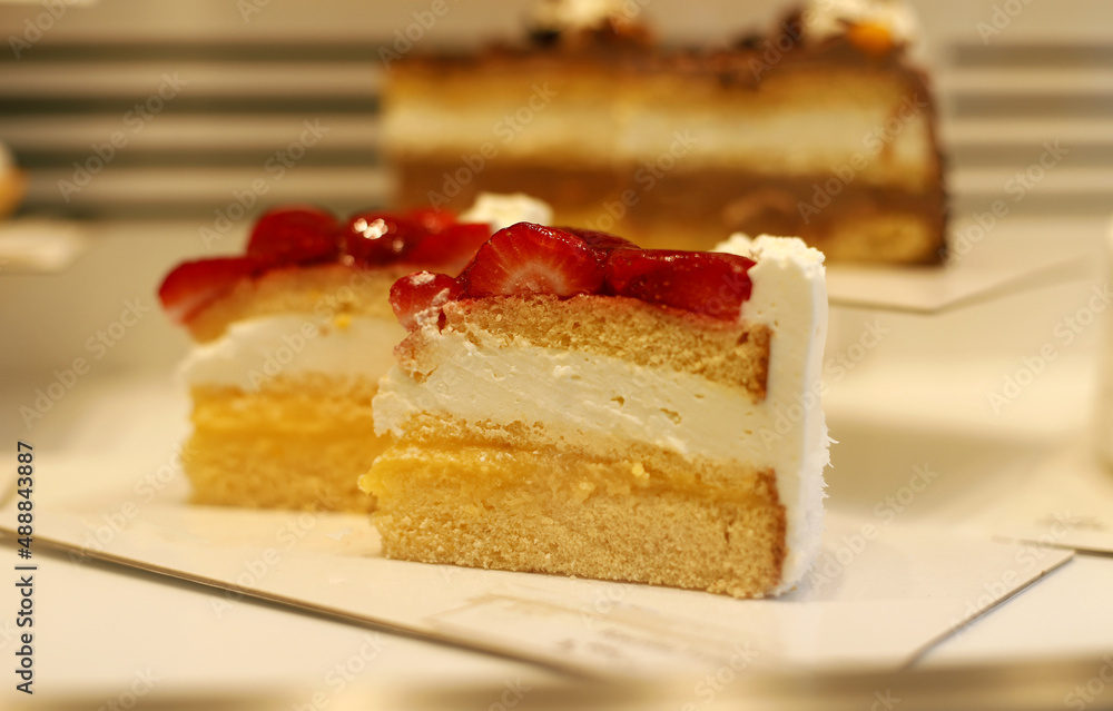 porciones de tarta de bizcocho con nata y fresas porciones de tarta de bizcocho con nata y fresas