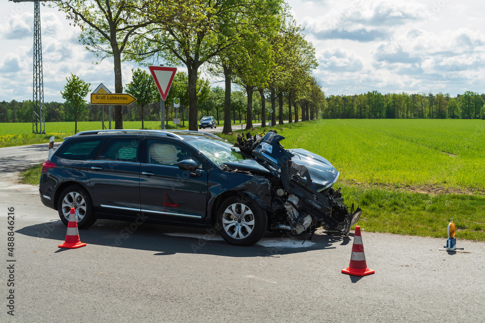 Auto mit einem kapitalen Frontschaden