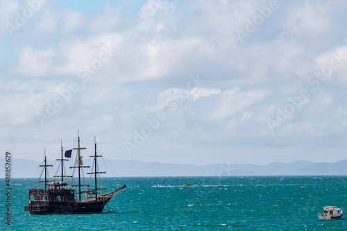 mar turquesa e o navio Pirata da praia da Cachoeira do Bom Jesus Canavieiras  Florianópolis Santa Catarina Brasil Florianopolis