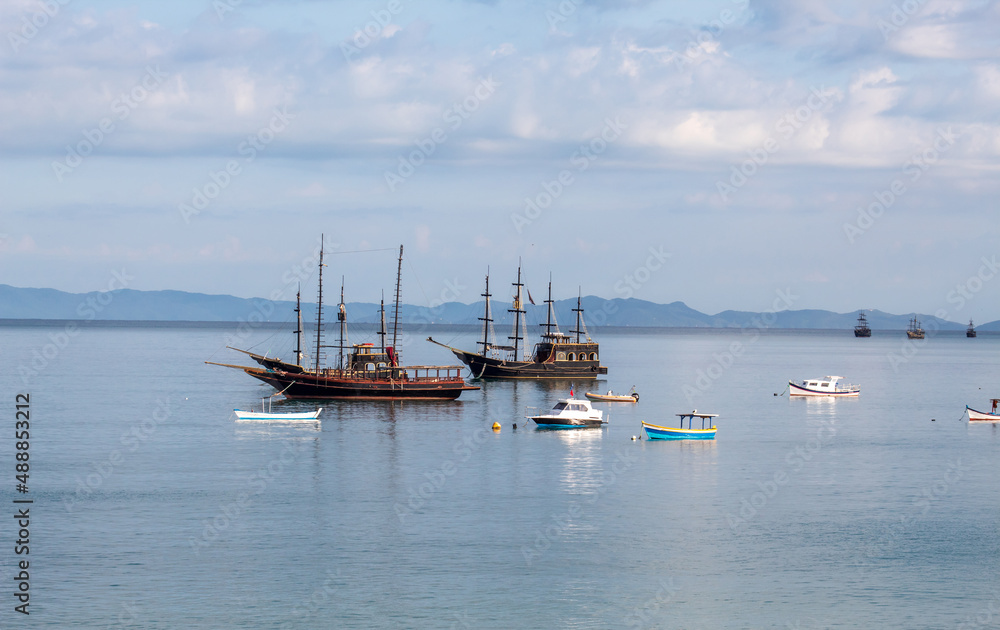reflexo no mar dos Navios Piratas e barcos  da praia da Cachoeira do Bom Jesus Canavieiras  Florianópolis Santa Catarina Brasil Florianopolis