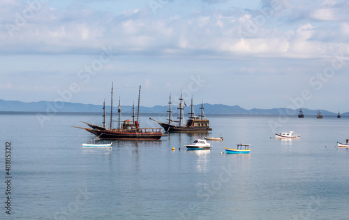reflexo no mar dos Navios Piratas e barcos da praia da Cachoeira do Bom Jesus Canavieiras Florianópolis Santa Catarina Brasil Florianopolis