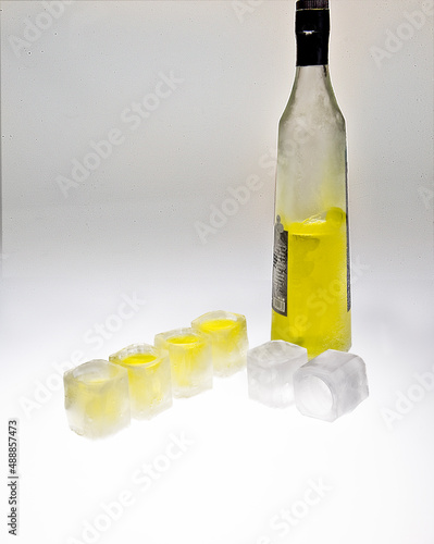 Cubitos de hielo en forma de recipientes para orujo photo