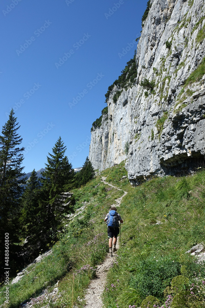 Wanderer am Wirtshaus Aescher, unterhalb der Ebenalp Wanderer am Wirtshaus Aescher, unterhalb der Ebenalp