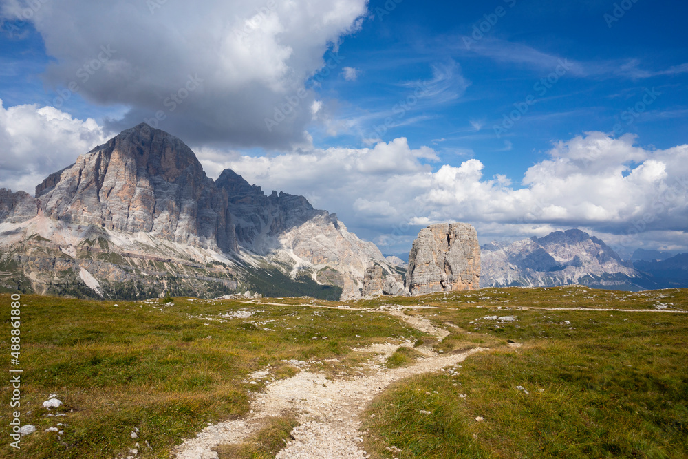 Obraz premium View of Tofana massif i Cinque Torri. Dolomites.