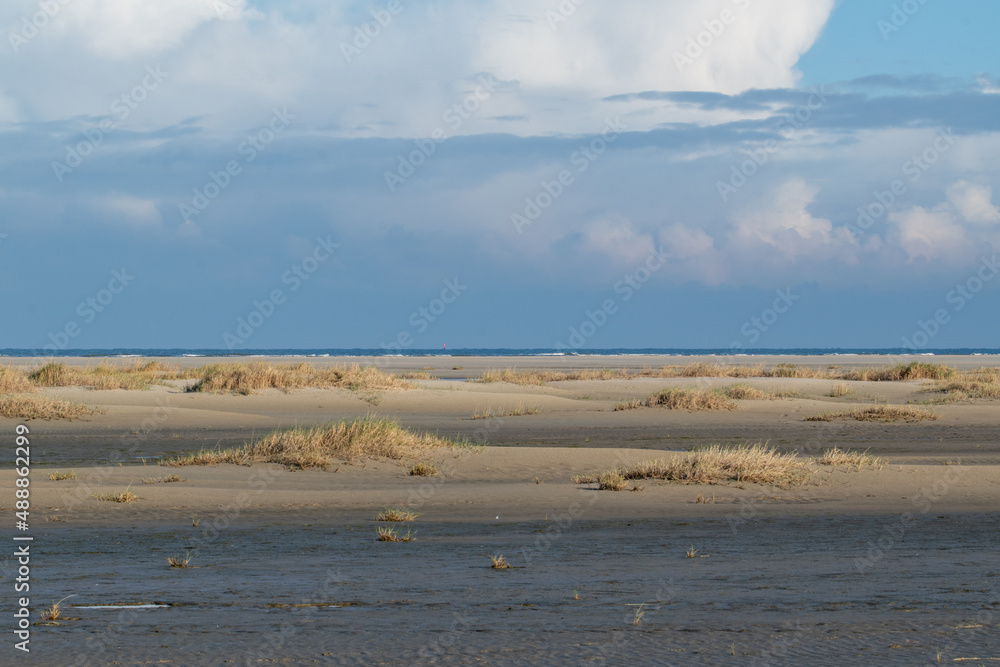 Spaziergang am Sandstrand der Nordseeinsel Borkum mit seinem gesunden Reizklima