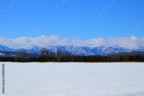 青空と雪原と山 © msgr