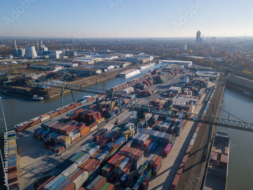 Sind volle Containerhäfen ein Zeichen für die weltweite Container und Logistik Krise ?