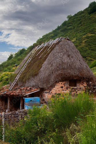 Construcciones tradicionales para el cuidado del ganado en verano en las montañas del norte de España